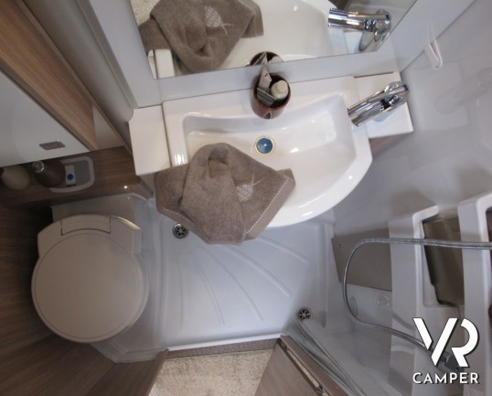 Burstner Ixeo T 690 G: camper semintegrale con letti gemelli e letto basculante, 4 posti omologati, ampio garage.