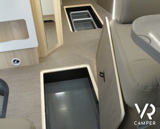 Burstner Lyseo TD Privilege 690 G: camper semintegrale nuovo con letti gemelli e garage, letto basculante elettrico anteriore, cucina ad angolo