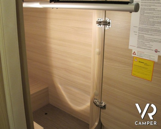 Burstner Lyseo TD Privilege 690 G: camper semintegrale nuovo con letti gemelli e garage, letto basculante elettrico anteriore, cucina ad angolo