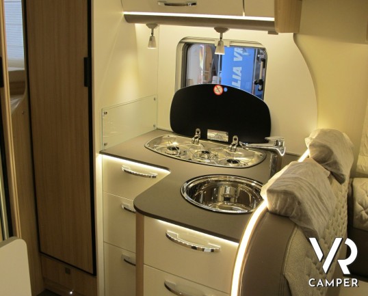 Burstner Lyseo TD Privilege 690 G: camper semintegrale nuovo con letti gemelli e garage, letto basculante elettrico anteriore, cucina ad angolo