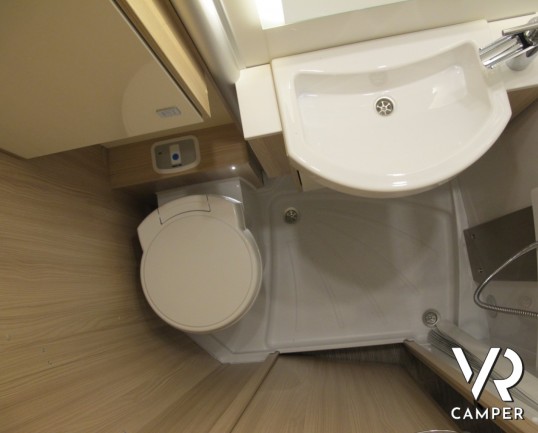 Burstner Lyseo TD Privilege 690 G: camper semintegrale nuovo con letti gemelli e garage, letto basculante elettrico anteriore, cucina ad angolo