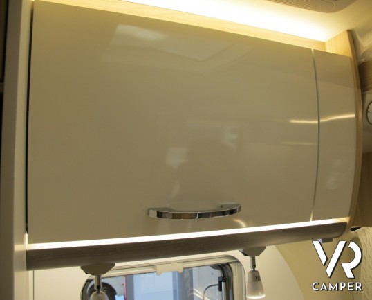 Burstner Lyseo TD Privilege 690 G: camper semintegrale nuovo con letti gemelli e garage, letto basculante elettrico anteriore, cucina ad angolo