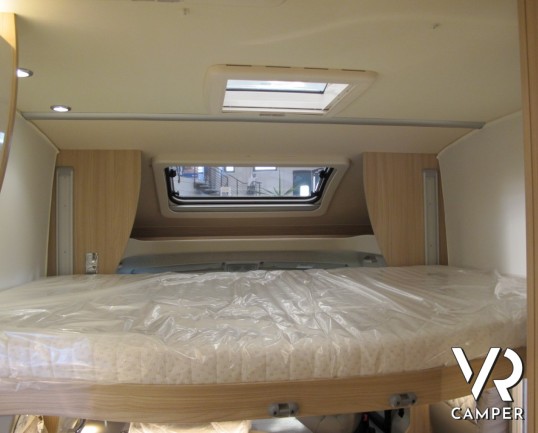 Burstner Lyseo TD Privilege 690 G: camper semintegrale nuovo con letti gemelli e garage, letto basculante elettrico anteriore, cucina ad angolo