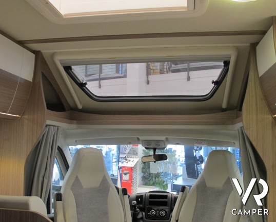 Carado T 132: camper semintegrale nuovo compatto con ampio garage per biciclette, letto matrimoniale posteriore e doccia separabile in bagno