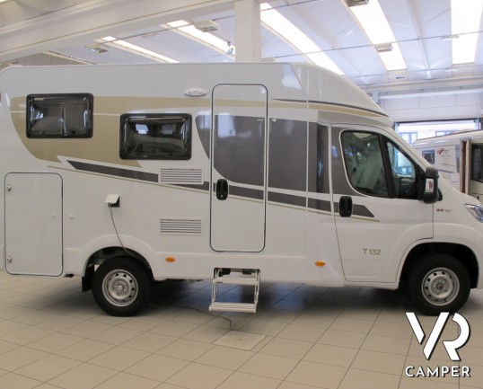 Carado T 132: camper semintegrale nuovo compatto con ampio garage per biciclette, letto matrimoniale posteriore e doccia separabile in bagno