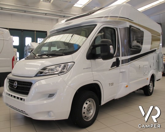 Carado T 132: camper semintegrale nuovo compatto con ampio garage per biciclette, letto matrimoniale posteriore e doccia separabile in bagno