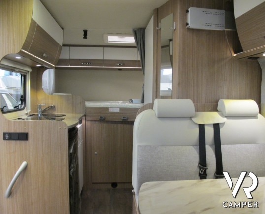 Carado T 132: camper semintegrale nuovo compatto con ampio garage per biciclette, letto matrimoniale posteriore e doccia separabile in bagno