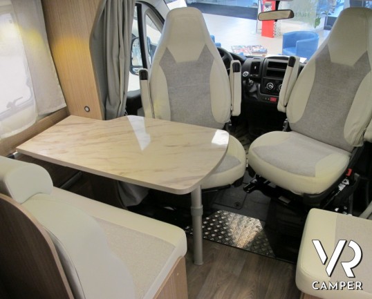 Carado T 132: camper semintegrale nuovo compatto con ampio garage per biciclette, letto matrimoniale posteriore e doccia separabile in bagno