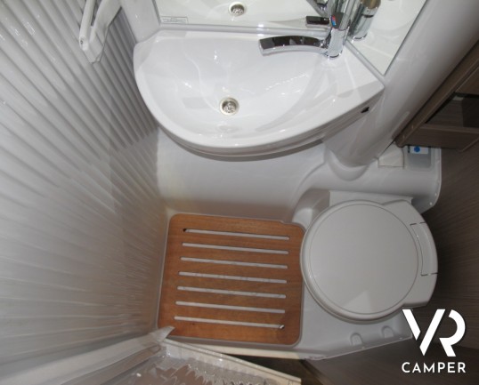 Carado T 132: camper semintegrale nuovo compatto con ampio garage per biciclette, letto matrimoniale posteriore e doccia separabile in bagno