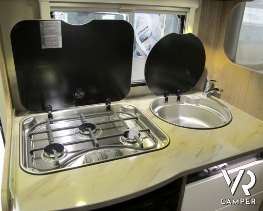 Carado T 132: camper semintegrale nuovo compatto con ampio garage per biciclette, letto matrimoniale posteriore e doccia separabile in bagno