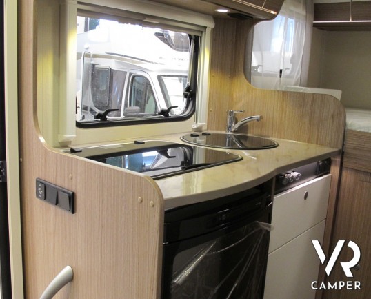 Carado T 132: camper semintegrale nuovo compatto con ampio garage per biciclette, letto matrimoniale posteriore e doccia separabile in bagno