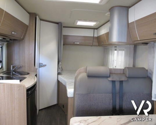 Carado T 135 - camper nuovo semintegrale compatto, con garage per biciclette, letto matrimoniale posteriore