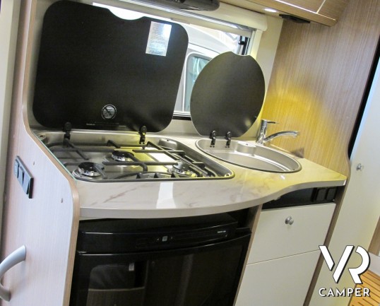 Carado T 135 - camper nuovo semintegrale compatto, con garage per biciclette, letto matrimoniale posteriore