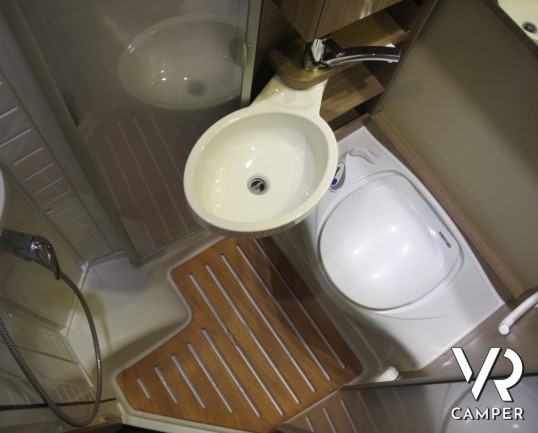 Carado T 135 - camper nuovo semintegrale compatto, con garage per biciclette, letto matrimoniale posteriore