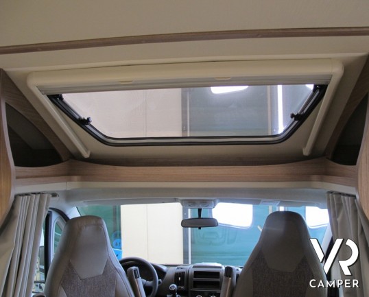 Carado T 135 - camper nuovo semintegrale compatto, con garage per biciclette, letto matrimoniale posteriore