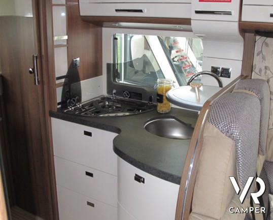 Carthago C-Tourer I 148: camper motorhome, telaio AL-KO, letti gemelli, 4 posti omologati, doppio pavimento, grandi armadi, garage.