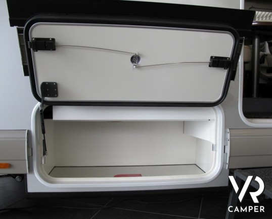 Chic C-Line I 4.9 LE / L Superior: camper motorhome 4 posti, con letti gemelli, doppio pavimento, doccia indipendente e garage.