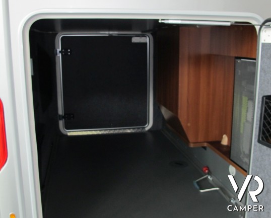 Chic C-Line I 4.9 LE / L Superior: camper motorhome 4 posti, con letti gemelli, doppio pavimento, doccia indipendente e garage.