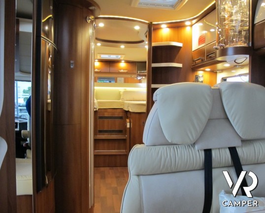 Chic C-Line I 4.9 LE / L Superior: camper motorhome 4 posti, con letti gemelli, doppio pavimento, doccia indipendente e garage.