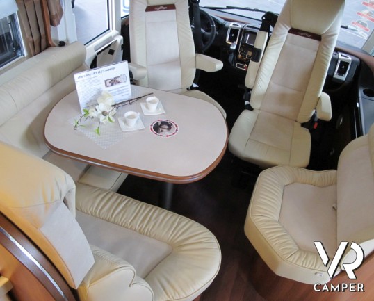 Chic C-Line I 4.9 LE / L Superior: camper motorhome 4 posti, con letti gemelli, doppio pavimento, doccia indipendente e garage.