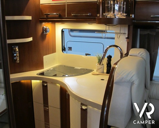 Chic C-Line I 4.9 LE / L Superior: camper motorhome 4 posti, con letti gemelli, doppio pavimento, doccia indipendente e garage.