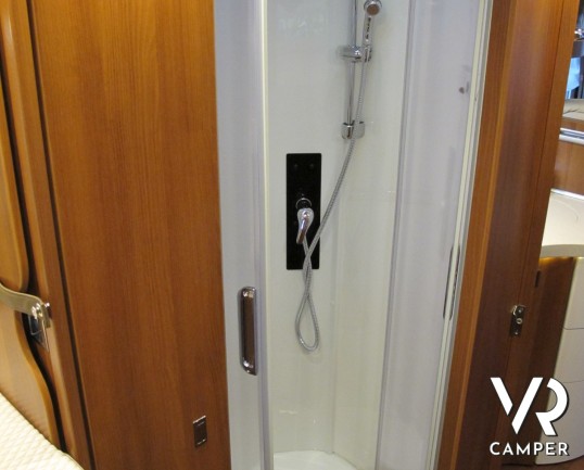 Chic C-Line I 4.9 LE / L Superior: camper motorhome 4 posti, con letti gemelli, doppio pavimento, doccia indipendente e garage.