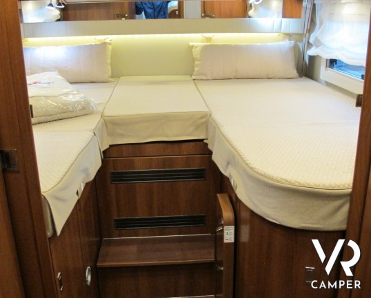 Chic C-Line I 4.9 LE / L Superior: camper motorhome 4 posti, con letti gemelli, doppio pavimento, doccia indipendente e garage.