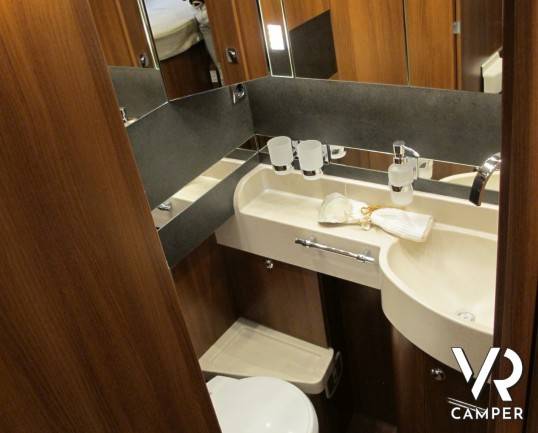 Chic C-Line I 4.9 LE / L Superior: camper motorhome 4 posti, con letti gemelli, doppio pavimento, doccia indipendente e garage.