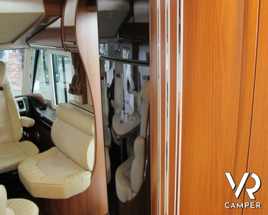 Chic C-Line I 4.9 LE / L Superior: camper motorhome 4 posti, con letti gemelli, doppio pavimento, doccia indipendente e garage.