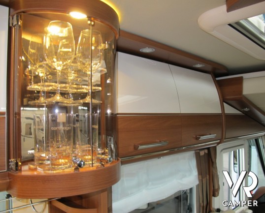 Chic C-Line I 4.9 LE / L Superior: camper motorhome 4 posti, con letti gemelli, doppio pavimento, doccia indipendente e garage.