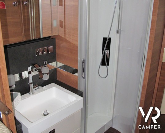 Carthago Chic C-Line I 5.9 XL LE: camper motorhome 4 posti omologati, telaio AL-KO, doppio pavimento, letti gemelli, bagno con doccia indipendente, ga