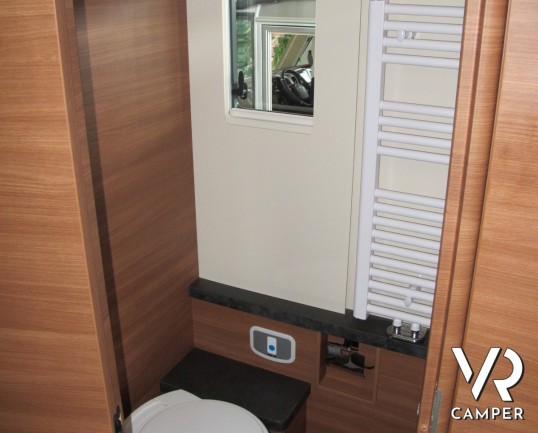 Carthago Chic C-Line I 5.9 XL LE: camper motorhome 4 posti omologati, telaio AL-KO, doppio pavimento, letti gemelli, bagno con doccia indipendente, ga
