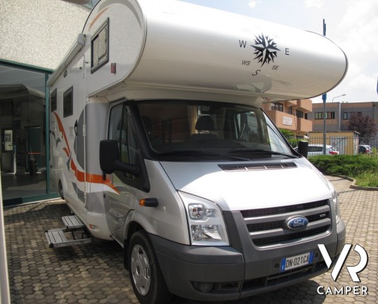 Euramobil 660 hb: camper mansardato usato a Torino con doppio pavimento, ottimo per il freddo in inverno in montagna