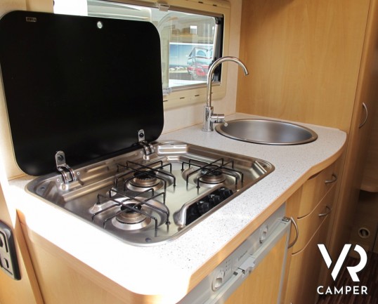 Euramobil 660 hb: camper mansardato usato a Torino con doppio pavimento, ottimo per il freddo in inverno in montagna