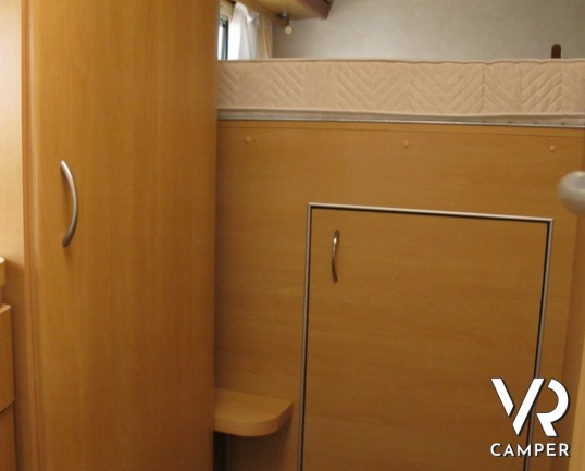 Euramobil 660 hb: camper mansardato usato a Torino con doppio pavimento, ottimo per il freddo in inverno in montagna