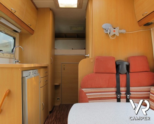 Euramobil 660 hb: camper mansardato usato a Torino con doppio pavimento, ottimo per il freddo in inverno in montagna