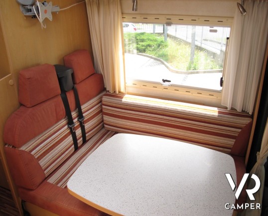 Euramobil 660 hb: camper mansardato usato a Torino con doppio pavimento, ottimo per il freddo in inverno in montagna