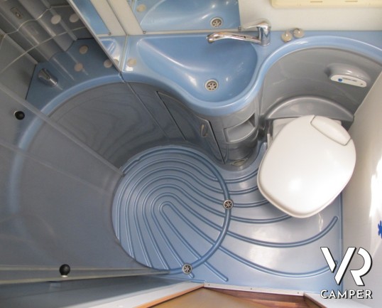 Euramobil 660 hb: camper mansardato usato a Torino con doppio pavimento, ottimo per il freddo in inverno in montagna