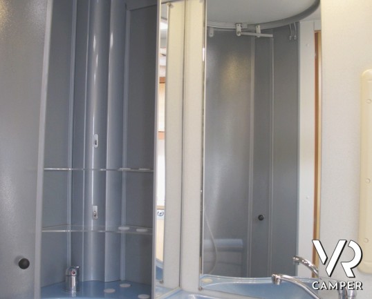 Euramobil 660 hb: camper mansardato usato a Torino con doppio pavimento, ottimo per il freddo in inverno in montagna