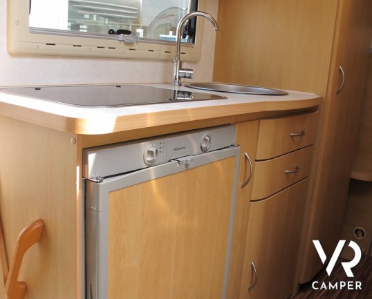 Euramobil 660 hb: camper mansardato usato a Torino con doppio pavimento, ottimo per il freddo in inverno in montagna