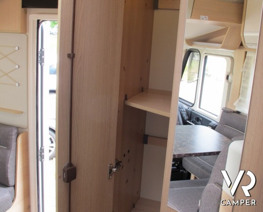 Hymer B 674 SL: camper motorhome nuovo Hymer con garage e doppio pavimento, patente C, telaio AL-KO, 5 posti omologati.