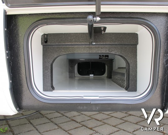 Hymer B 674 SL: camper motorhome nuovo Hymer con garage e doppio pavimento, patente C, telaio AL-KO, 5 posti omologati.