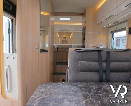 Hymer B 674 SL: camper motorhome nuovo Hymer con garage e doppio pavimento, patente C, telaio AL-KO, 5 posti omologati.
