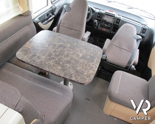 Hymer B 674 SL: camper motorhome nuovo Hymer con garage e doppio pavimento, patente C, telaio AL-KO, 5 posti omologati.