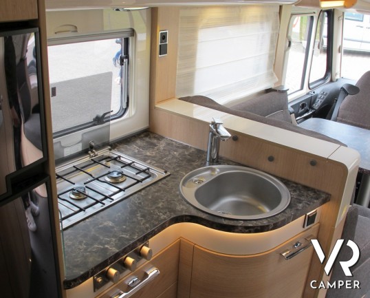 Hymer B 674 SL: camper motorhome nuovo Hymer con garage e doppio pavimento, patente C, telaio AL-KO, 5 posti omologati.