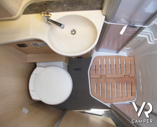 Hymer B 674 SL: camper motorhome nuovo Hymer con garage e doppio pavimento, patente C, telaio AL-KO, 5 posti omologati.