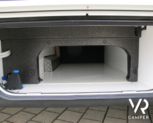 Hymer B 680 MC-T: camper semintegrale nuovo Hymer con garage, bagno con doccia separata, letto basculante.