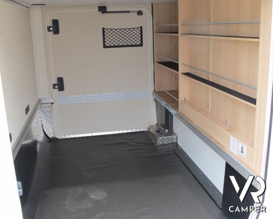 Hymer B 680 MC-T: camper semintegrale nuovo Hymer con garage, bagno con doccia separata, letto basculante.