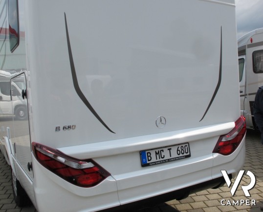 Hymer B 680 MC-T: camper semintegrale nuovo Hymer con garage, bagno con doccia separata, letto basculante.