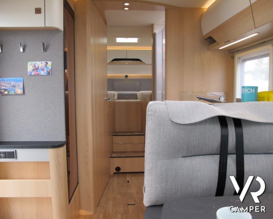 Hymer B 680 MC-T: camper semintegrale nuovo Hymer con garage, bagno con doccia separata, letto basculante.